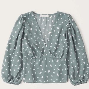 Abercrombie 3/4 sleeve green and white polka dot top